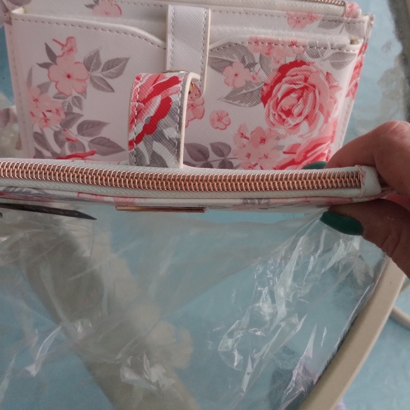 Guess - Picture 6 of 8